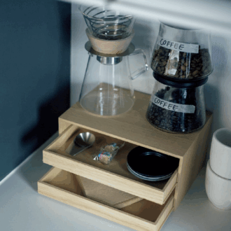 今回購入した「木製トレー収納２段引出」は、コーヒー用のスペースに。「フィルターの置き場所に悩んでいて、この引き出しが便利そうだなと思って」。