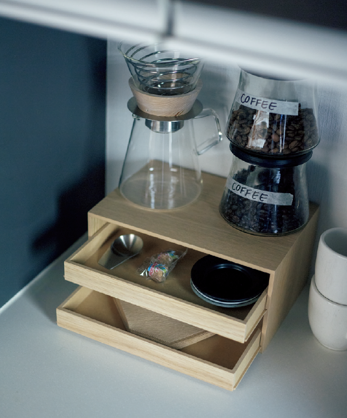 今回購入した「木製トレー収納２段引出」は、コーヒー用のスペースに。「フィルターの置き場所に悩んでいて、この引き出しが便利そうだなと思って」。