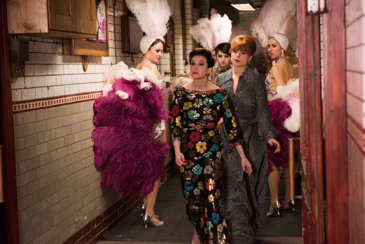 歌唱シーンも吹替なしで自ら歌ったレネー・ゼルウィガー。『ジュディ 虹の彼方に』© Pathé Productions Limited And British Broadcasting Corporation 2019