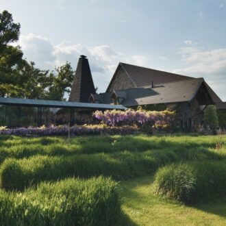 フランスの村ウーシュの豊かな自然のなかにあるトロワグロ。『至福のレストラン 三つ星トロワグロ』© 2023 3 Star LLC. All rights reserved.