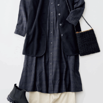 フランネルスタンドカラーワンピース¥5,990、コーデュロイパンツ¥3,990、サイドゴアブーツ¥5,990 /すべて無印良品(無印良品 銀座)、バッグ/スタイリスト私物