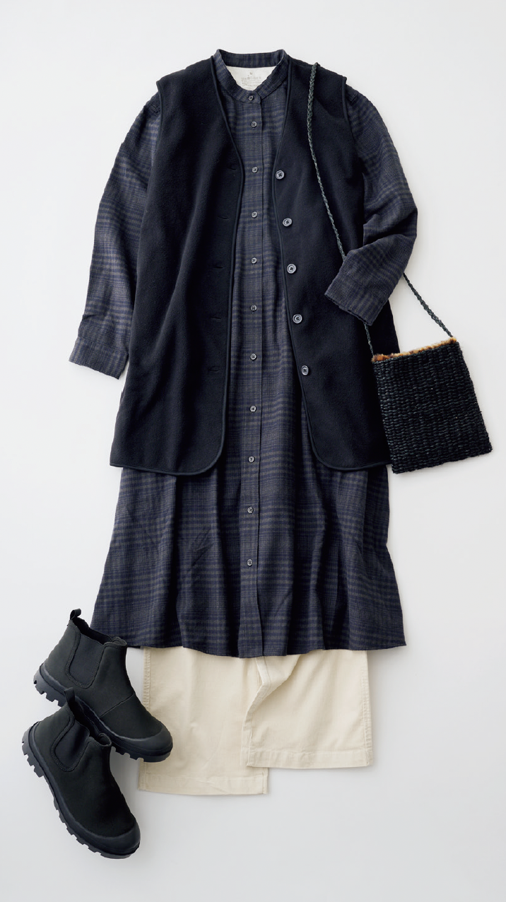 フランネルスタンドカラーワンピース¥5,990、コーデュロイパンツ¥3,990、サイドゴアブーツ¥5,990 /すべて無印良品(無印良品 銀座)、バッグ/スタイリスト私物