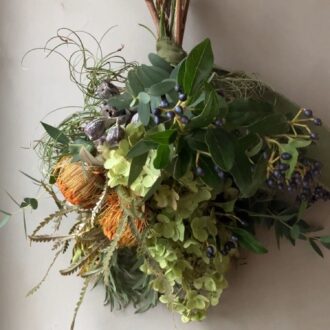 季節の植物を取り入れ、そのときだけの色、香りを楽しめるスワッグ