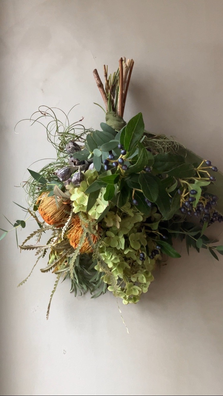 季節の植物を取り入れ、そのときだけの色、香りを楽しめるスワッグ