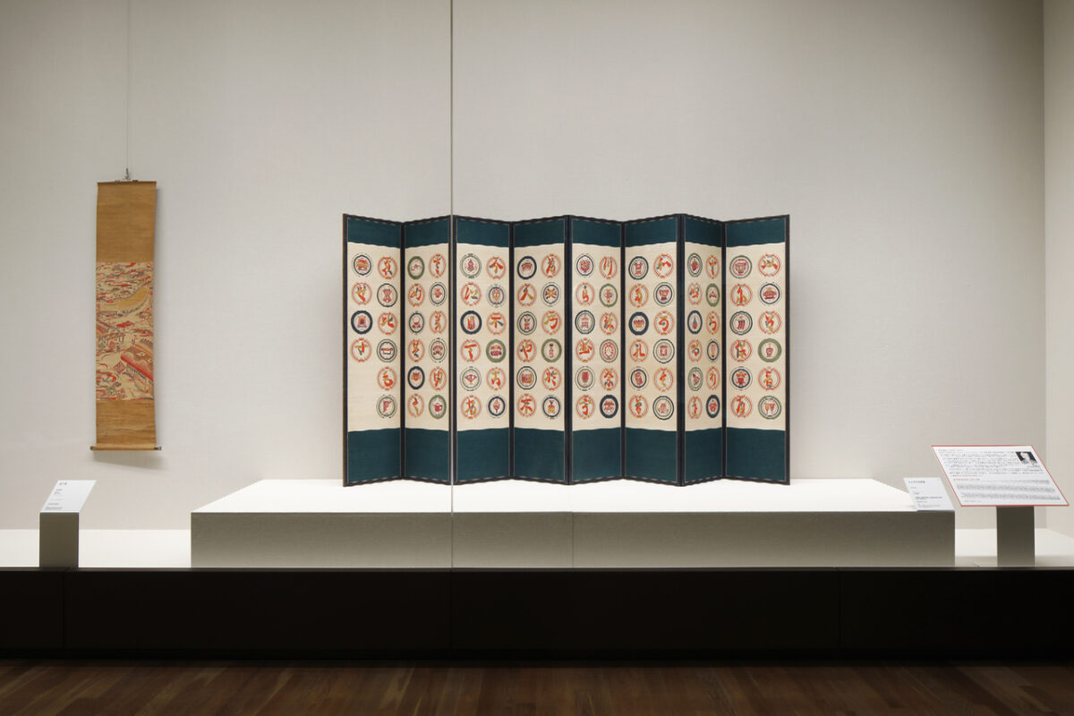 京都市京セラ美術館　特別展「民藝誕生100年—京都が紡いだ日常の美」09 芹澤銈介「丸文伊呂波屏風」（1938）〈日本民藝館〉