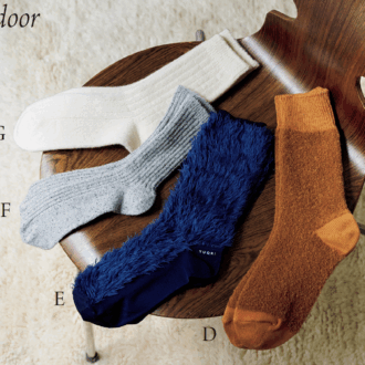 D. 贅沢気分に浸れるご褒美ソックス 一頭のアルパカから数百グラムしか取れない希少なベビーアルパカの毛糸をブークレ生地に加工した立体感のある一足。保温性の高さに加え、毛玉ができにくいのもうれしい。 ベビーアルパカ&メリノウールソックス¥3,300/デカ E. よそいき仕様に足元をアップデート 逆立つように仕立てた毛足の長いファーが、足元に華やぎをプラス。かかとからつま先までの生地は薄めで、靴のサイズを気にすることなく着用できます。 ファーソックス¥2,750 /ユクリ(カセットチャート) F. 毎日はきたい “ザ・シンプル”な一足 上質なファッションアイテムを展開するブランド「ヴェリテクール」の隠れた名品。ネップ生地特有の表情がポイント。ショート丈のパンツや、ワンピースに合わせやすい短めの丈が◎。 ミックスリブソックス¥3,080 /ヴェリテクール G. ウール×カシミヤ 文句なしのはき心地 ほどよく厚みのある生地感で、耐久性とクッション性にすぐれたアイテム。はき心地のよさも魅力です。秋冬のコーディネートに取り入れると、季節感がぐっとアップ。 ウールカシミヤリブソックス¥3,410 /ザ ヒノキ
