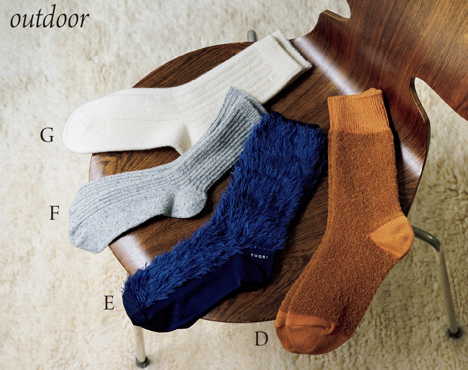 D. 贅沢気分に浸れるご褒美ソックス 一頭のアルパカから数百グラムしか取れない希少なベビーアルパカの毛糸をブークレ生地に加工した立体感のある一足。保温性の高さに加え、毛玉ができにくいのもうれしい。 ベビーアルパカ&メリノウールソックス¥3,300／デカ E. よそいき仕様に足元をアップデート 逆立つように仕立てた毛足の長いファーが、足元に華やぎをプラス。かかとからつま先までの生地は薄めで、靴のサイズを気にすることなく着用できます。 ファーソックス¥2,750 ／ユクリ（カセットチャート） F. 毎日はきたい “ザ・シンプル”な一足 上質なファッションアイテムを展開するブランド「ヴェリテクール」の隠れた名品。ネップ生地特有の表情がポイント。ショート丈のパンツや、ワンピースに合わせやすい短めの丈が◎。 ミックスリブソックス¥3,080 ／ヴェリテクール G. ウール×カシミヤ 文句なしのはき心地 ほどよく厚みのある生地感で、耐久性とクッション性にすぐれたアイテム。はき心地のよさも魅力です。秋冬のコーディネートに取り入れると、季節感がぐっとアップ。 ウールカシミヤリブソックス¥3,410 ／ザ ヒノキ