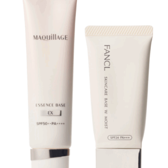 （右）うるおい成分が乾燥によるメイク崩れを防ぐ。スキンケアベース Wモイスト〈ベージュ〉SPF24･PA+++ ¥2,200／ファンケル　 （左）下地成分を美容液で包むことで、肌へまんべんなく美容液が届く独自処方。マキアージュ エッセンスベースEX SPF50+･PA++++￥3,300（編集部調べ）／マキアージュ