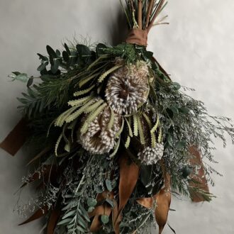 ウィンタースワッグ。緑と茶色の２色をメインに