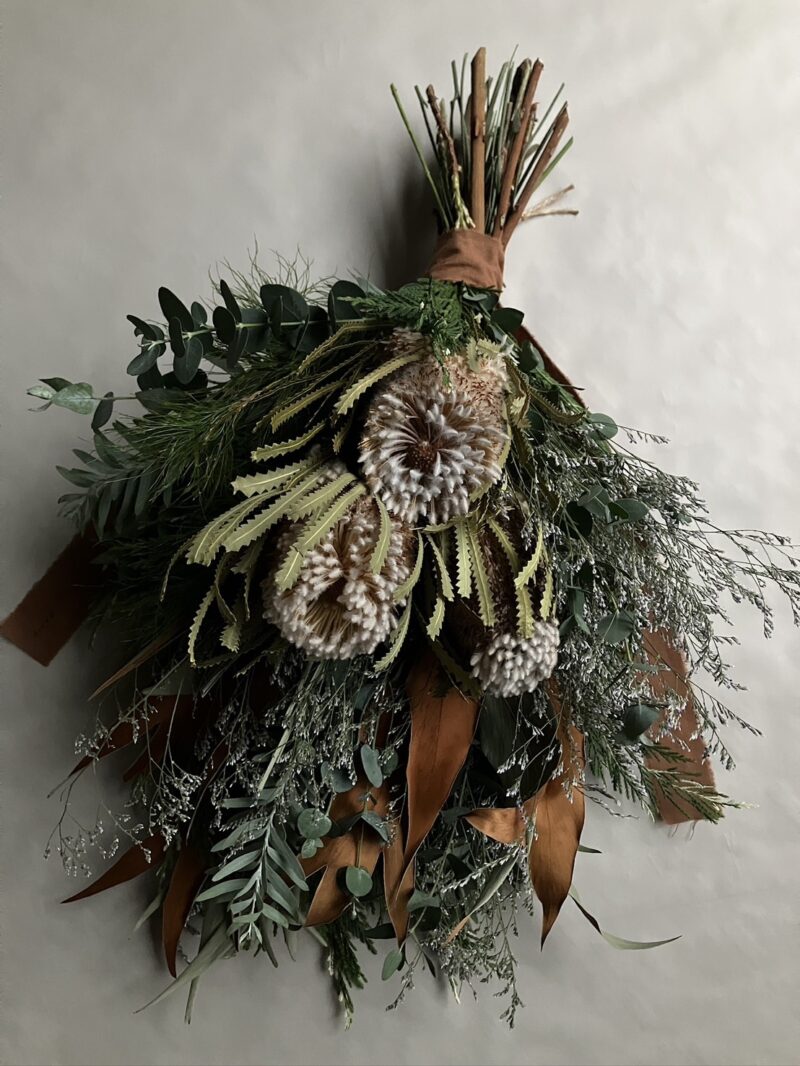 ウィンタースワッグ。緑と茶色の２色をメインに