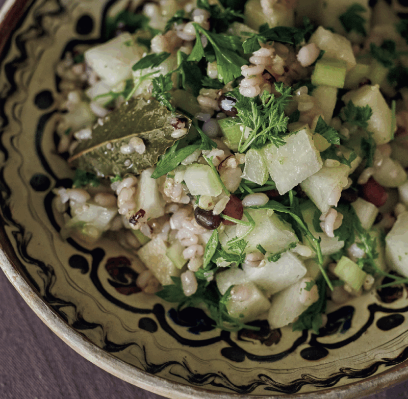 雑穀とハーブのなしサラダ