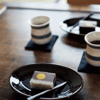 「磁器リムオーバル皿（小／飴釉）」に、鎌倉「豊島屋」のようかん「由比の濱」を盛り付けて、今回は和のアレンジ。