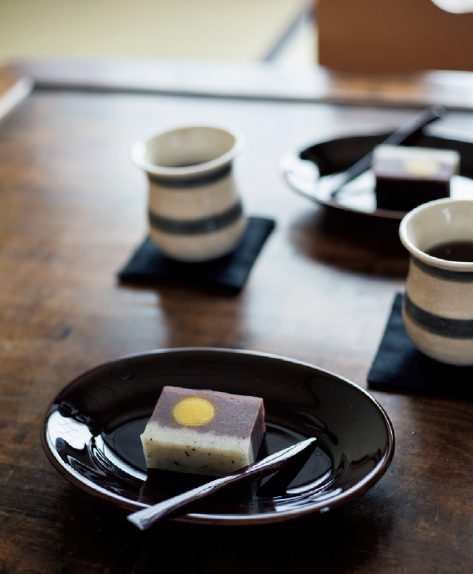 「磁器リムオーバル皿（小／飴釉）」に、鎌倉「豊島屋」のようかん「由比の濱」を盛り付けて、今回は和のアレンジ。