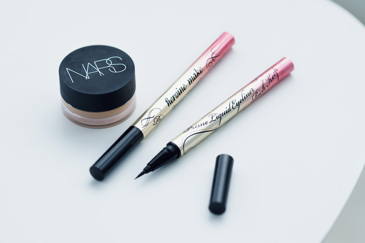 右：ヒロインメイク プライムリキッドアイライナー リッチキープ ￥1,320（編集部調べ）／KISSME（伊勢半） 左：NARS ソフトマットコンプリートコンシーラー ￥4,730／ナーズ ジャパン