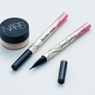 右：ヒロインメイク プライムリキッドアイライナー リッチキープ ￥1,320（編集部調べ）／KISSME（伊勢半） 左：NARS ソフトマットコンプリートコンシーラー ￥4,730／ナーズ ジャパン