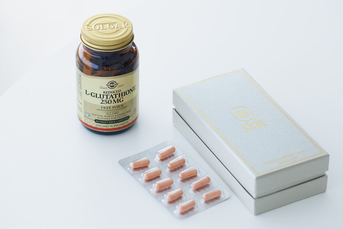 肌と健康維持のために、抗酸化作用や肝臓に良いと言われるグルタチオンと、イットボーテの体の調子を整えるNMNを（坂井さん私物）。