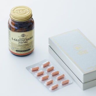 肌と健康維持のために、抗酸化作用や肝臓に良いと言われるグルタチオンと、イットボーテの体の調子を整えるNMNを（坂井さん私物）。