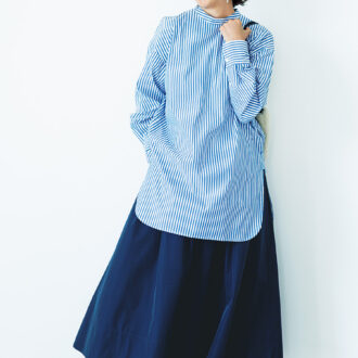 ブラウス￥27,500／レリル（マイク・グレー）、スカート￥24,200／ ルシェル ド ハリス（金万）、バッグ￥38,500／テッセンクリエーション、シューズ￥74,800／ヴェリテ クール、イヤリング￥7,920 ／イットアトリエ（フォーティーン ショールーム）