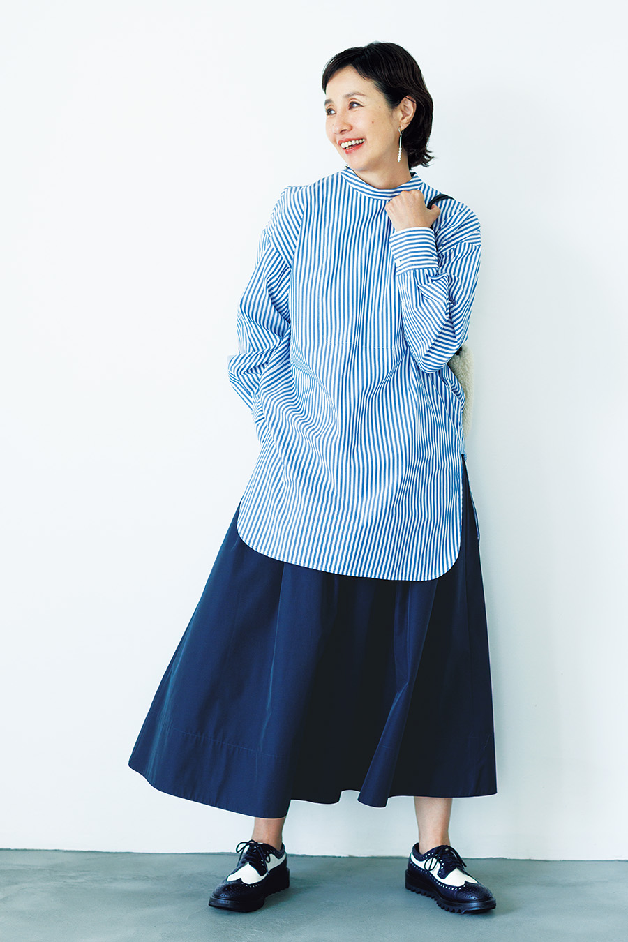 ブラウス￥27,500／レリル（マイク・グレー）、スカート￥24,200／ ルシェル ド ハリス（金万）、バッグ￥38,500／テッセンクリエーション、シューズ￥74,800／ヴェリテ クール、イヤリング￥7,920 ／イットアトリエ（フォーティーン ショールーム）