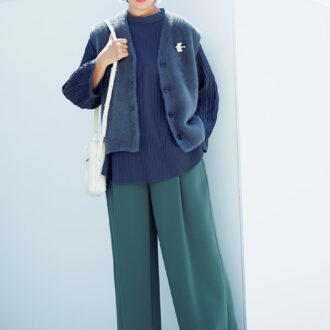 ブラウス￥36,300／プランテーション（エイ・ネット）、パンツ￥18,700 ／ソージュ（ソージュ オンラインストア）、ベスト￥6,990 ／アンフィーロ、バッグ￥45,100 ／ ザ・パース（プレインピープル青山）、シューズ￥68,200 ／ネブローニ、イヤリング￥9,720 ／アビステ、ブローチ￥7,480／ロワズィール