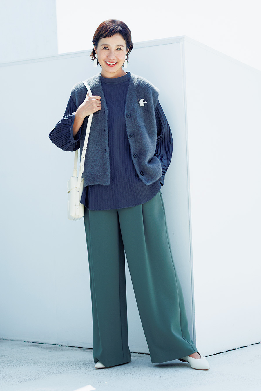 ブラウス￥36,300／プランテーション（エイ・ネット）、パンツ￥18,700 ／ソージュ（ソージュ オンラインストア）、ベスト￥6,990 ／アンフィーロ、バッグ￥45,100 ／ ザ・パース（プレインピープル青山）、シューズ￥68,200 ／ネブローニ、イヤリング￥9,720 ／アビステ、ブローチ￥7,480／ロワズィール