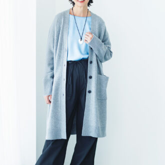 ブラウス￥6,990、カーディガン￥15,990／ともにアンフィーロ、パンツ￥26,400／ティッカ、シューズ￥11,000 ／マリー・ルイーズ（ラヤン）、イヤリング￥8,640 ／アビステ、ネックレス￥14,300 ／ジャミレイ（ハウス オブ ロータス 二子玉川店）