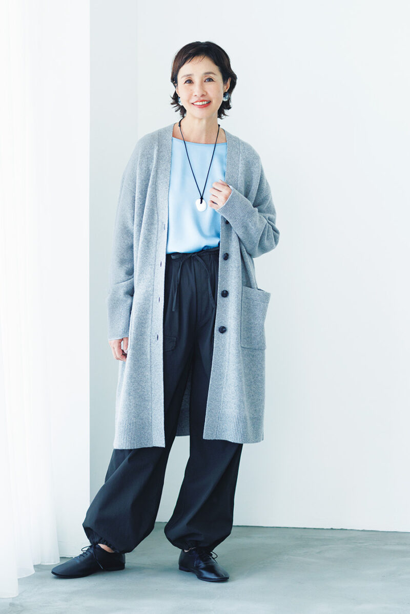 ブラウス￥6,990、カーディガン￥15,990／ともにアンフィーロ、パンツ￥26,400／ティッカ、シューズ￥11,000 ／マリー・ルイーズ（ラヤン）、イヤリング￥8,640 ／アビステ、ネックレス￥14,300 ／ジャミレイ（ハウス オブ ロータス 二子玉川店）