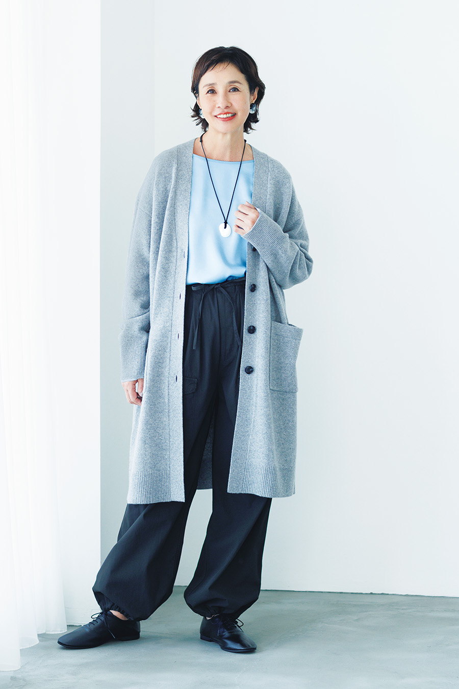 ブラウス￥6,990、カーディガン￥15,990／ともにアンフィーロ、パンツ￥26,400／ティッカ、シューズ￥11,000 ／マリー・ルイーズ（ラヤン）、イヤリング￥8,640 ／アビステ、ネックレス￥14,300 ／ジャミレイ（ハウス オブ ロータス 二子玉川店）