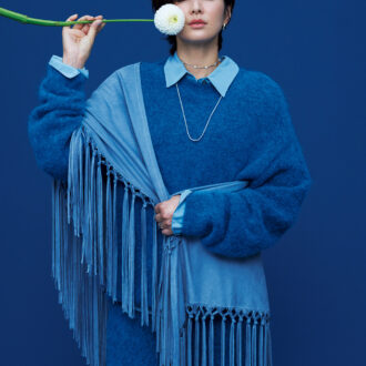 ニット¥45,540、シャツ¥37,180、スカート¥41,800 /すべてテラ(ティースクエア プレスルーム)、ストール¥38,500 /ヴェニット(ハルミ ショールーム)、 シューズ¥71,500 /アッシュ(アッシュ ジャパン)、ピアス¥37,400、ネックレス(短)¥38,500、ボールチェーンネックレス(長)¥49,500、 リング(本人右手中指)¥22,000、リング(左手薬指)¥27,500 /すべてアンスウェイド