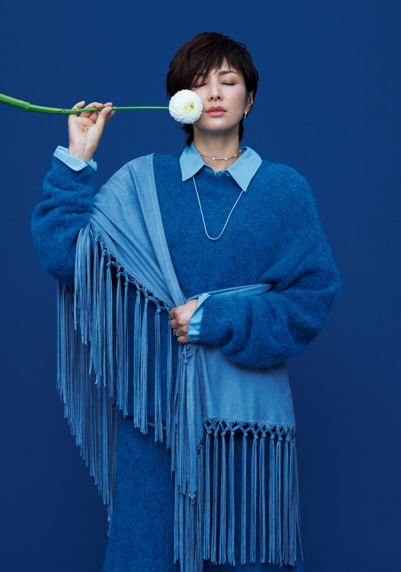 ニット¥45,540、シャツ¥37,180、スカート¥41,800 /すべてテラ(ティースクエア プレスルーム)、ストール¥38,500 /ヴェニット(ハルミ ショールーム)、 シューズ¥71,500 /アッシュ(アッシュ ジャパン)、ピアス¥37,400、ネックレス(短)¥38,500、ボールチェーンネックレス(長)¥49,500、 リング(本人右手中指)¥22,000、リング(左手薬指)¥27,500 /すべてアンスウェイド