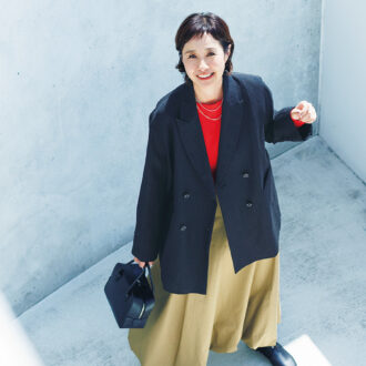 ジャケット￥55,000／ロワズィール、ニット￥17,600／レリル（マイク・グレー）、スカート￥17,930／ミズイロインド（マーコート）、バッグ￥68,200／メイソン カナウ（ヤマニ）、シューズ￥14,300／オポジット オブ ブルガリティ（UTS PR）、コンビカラーネックレス￥46,200／ミチ ウィルウェイ（フォーティーン ショールーム）