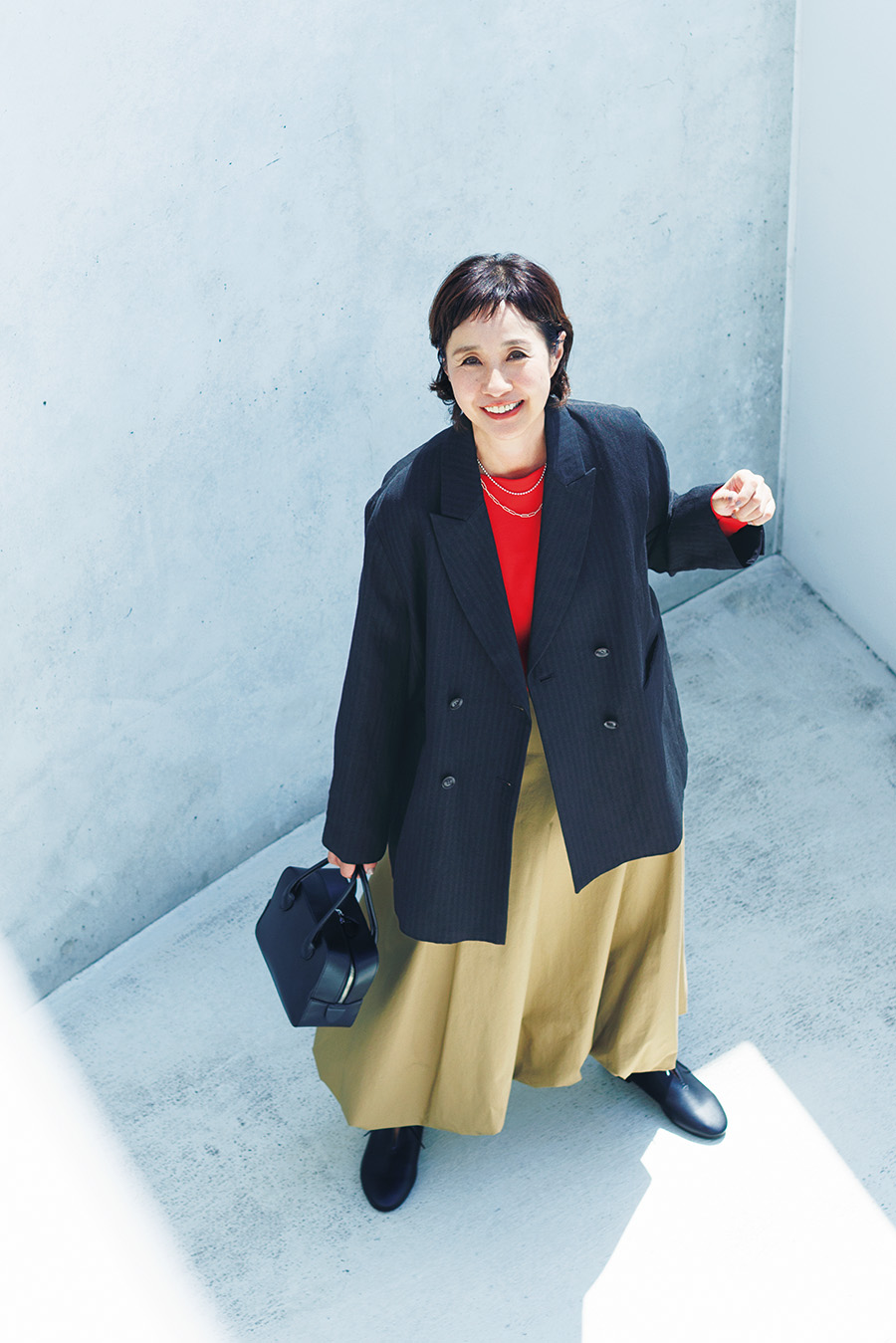 ジャケット￥55,000／ロワズィール、ニット￥17,600／レリル（マイク・グレー）、スカート￥17,930／ミズイロインド（マーコート）、バッグ￥68,200／メイソン カナウ（ヤマニ）、シューズ￥14,300／オポジット オブ ブルガリティ（UTS PR）、コンビカラーネックレス￥46,200／ミチ ウィルウェイ（フォーティーン ショールーム）