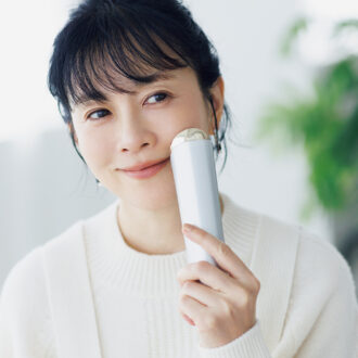 資生堂の「エフェクティム」という美顔器をメイク前の習慣に。 美容液を塗布してから当てると肌がもっちり（坂井さん私物）。