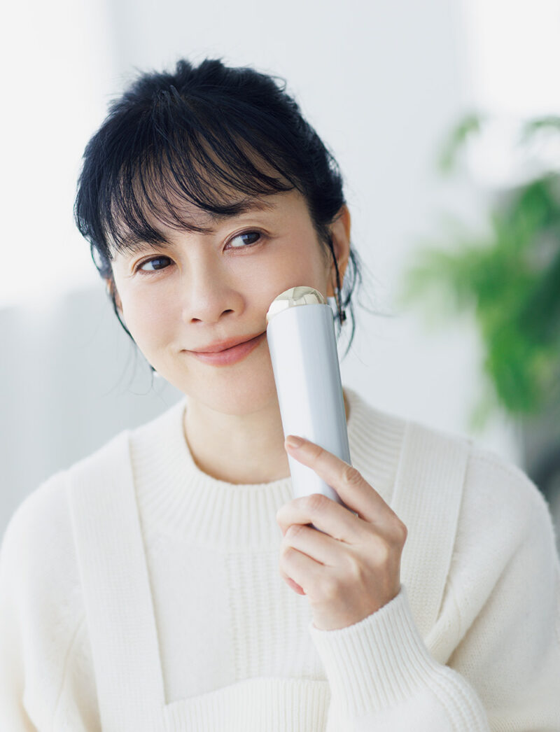 資生堂の「エフェクティム」という美顔器をメイク前の習慣に。 美容液を塗布してから当てると肌がもっちり（坂井さん私物）。