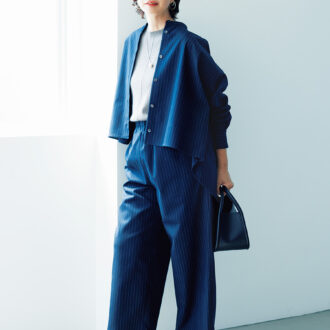 シャツ￥19,800、パンツ￥20,900／ともにハリス（金万）、ニット￥31,900／コズ マニファクチャード バイラッピンノット（ウメダニット）、バッグ￥46,200／オルセット（オルサ）、シューズ￥27,500／ヨーク（UTS PR）、ピアス￥33,000、ネックレス￥39,600 ／ともにプラウ