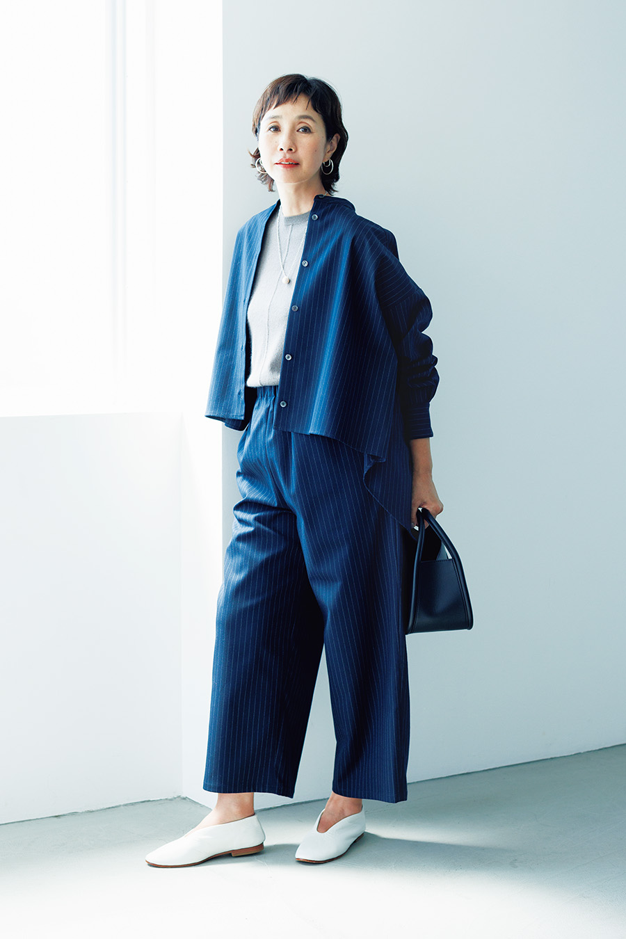 シャツ￥19,800、パンツ￥20,900／ともにハリス（金万）、ニット￥31,900／コズ マニファクチャード バイラッピンノット（ウメダニット）、バッグ￥46,200／オルセット（オルサ）、シューズ￥27,500／ヨーク（UTS PR）、ピアス￥33,000、ネックレス￥39,600 ／ともにプラウ