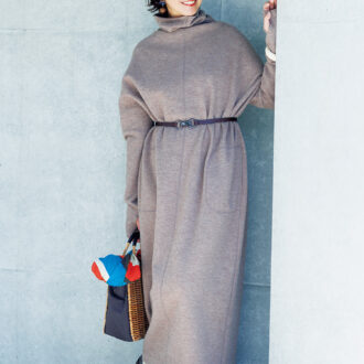 ベルト￥16,500 ／レキップ、ワンピース￥85,800 ／プレインピープル（プレインピープル青山）、かごバッグ￥39,600／ロワズィール、バッグに入れたストール￥16,500／マニプリ、シューズ￥94,600 ／パラブーツ（パラブーツ青山店）、イヤリング￥25,300 ／クロディーヌ・ヴィトリー（アッシュ・ぺー・フランス）、バングル￥12,960 ／アビステ、リブ靴下￥1,320 ／靴下屋（タビオ）