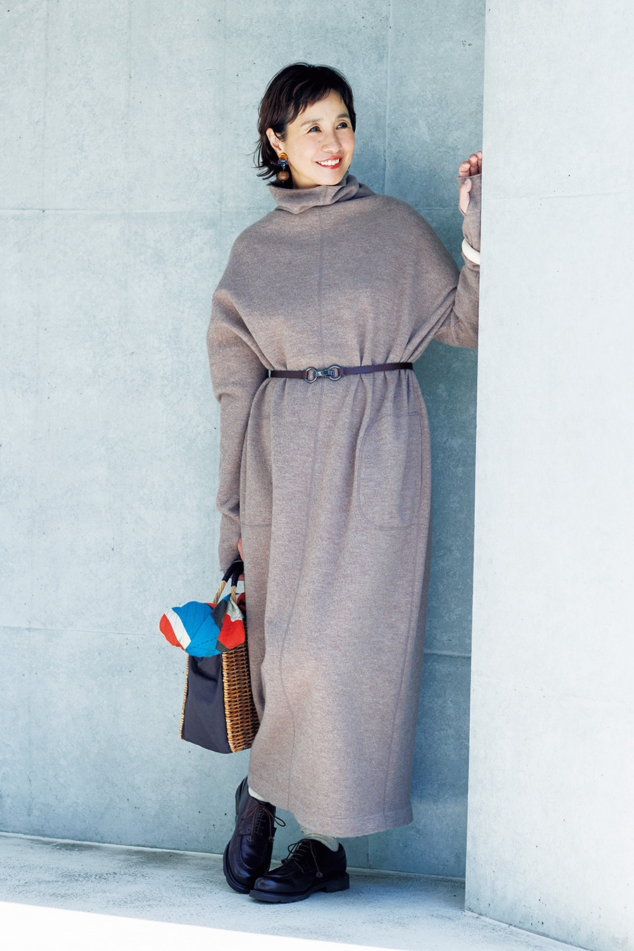 ベルト￥16,500 ／レキップ、ワンピース￥85,800 ／プレインピープル（プレインピープル青山）、かごバッグ￥39,600／ロワズィール、バッグに入れたストール￥16,500／マニプリ、シューズ￥94,600 ／パラブーツ（パラブーツ青山店）、イヤリング￥25,300 ／クロディーヌ・ヴィトリー（アッシュ・ぺー・フランス）、バングル￥12,960 ／アビステ、リブ靴下￥1,320 ／靴下屋（タビオ）