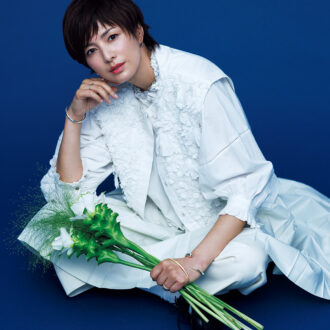 ベスト¥47,850、ブラウス¥40,700 /ともにフィータ、スカート¥59,400 /デ・プレ、パンツ¥49,500 /キャバン(キャバン 丸の内店)、シューズ¥167,200/ジェイエムウエストン(ジェイエムウエストン 青山店)、ピアス(本人右耳)¥24,200、ピアス(左耳)¥15,400、ネックレス¥132,000、リング(右手人差し指)¥29,700、リング(右手薬指)¥23,100、リング(左手薬指)¥39,600/すべてアン バイ トモヨ ヨシダ(アン・デザインズ)、ゴールドバングル(左手掌)¥48,400 /アイソレーション、バングル(右腕)¥51,700、バングル(左腕)¥60,500 /ともにアンスウェイド