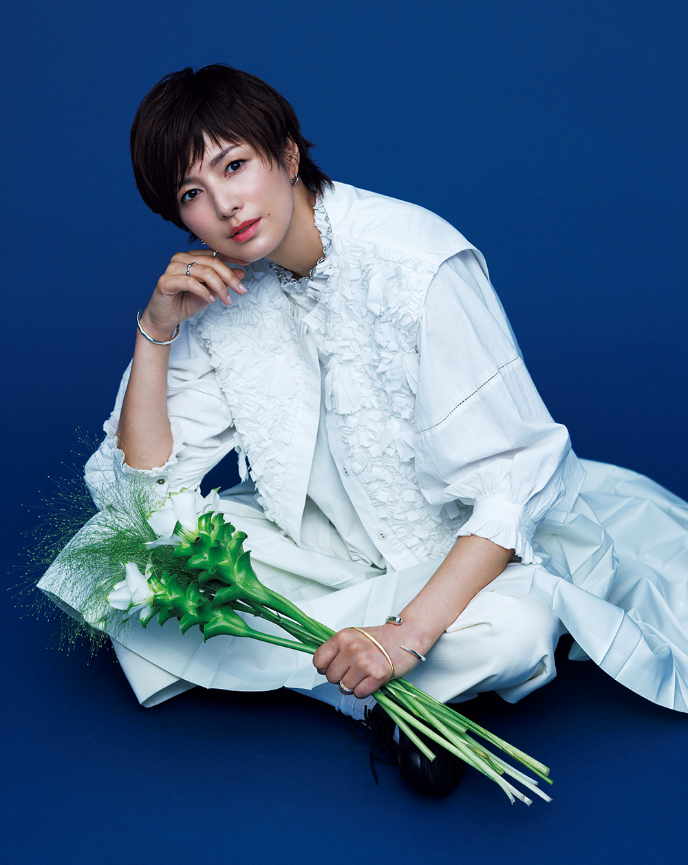 ベスト¥47,850、ブラウス¥40,700 /ともにフィータ、スカート¥59,400 /デ・プレ、パンツ¥49,500 /キャバン(キャバン 丸の内店)、シューズ¥167,200/ジェイエムウエストン(ジェイエムウエストン 青山店)、ピアス(本人右耳)¥24,200、ピアス(左耳)¥15,400、ネックレス¥132,000、リング(右手人差し指)¥29,700、リング(右手薬指)¥23,100、リング(左手薬指)¥39,600/すべてアン バイ トモヨ ヨシダ(アン・デザインズ)、ゴールドバングル(左手掌)¥48,400 /アイソレーション、バングル(右腕)¥51,700、バングル(左腕)¥60,500 /ともにアンスウェイド