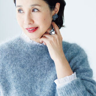 ブラウス￥18,700／ヒューマン ウーマン、ニット￥17,600／ノーク、イヤリング￥56,100／ジェム・キングダム、リング￥14,300／クロディーヌ・ヴィトリー（ともにアッシュ・ぺー・フランス）