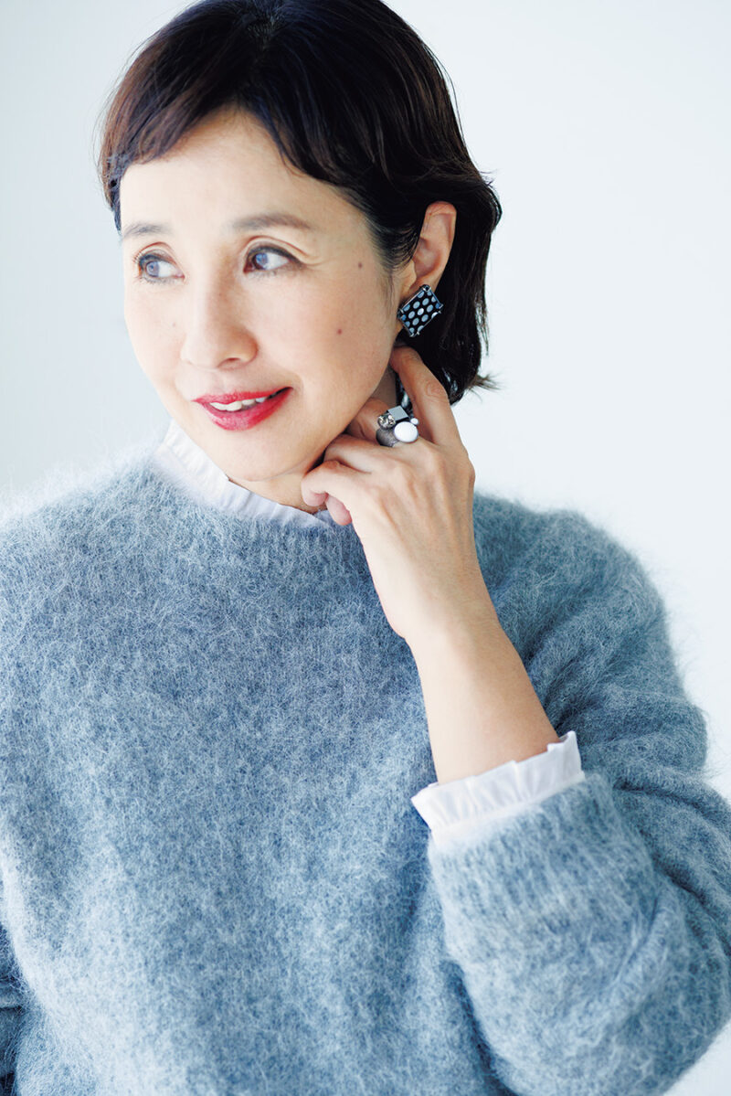 ブラウス￥18,700／ヒューマン ウーマン、ニット￥17,600／ノーク、イヤリング￥56,100／ジェム・キングダム、リング￥14,300／クロディーヌ・ヴィトリー（ともにアッシュ・ぺー・フランス）