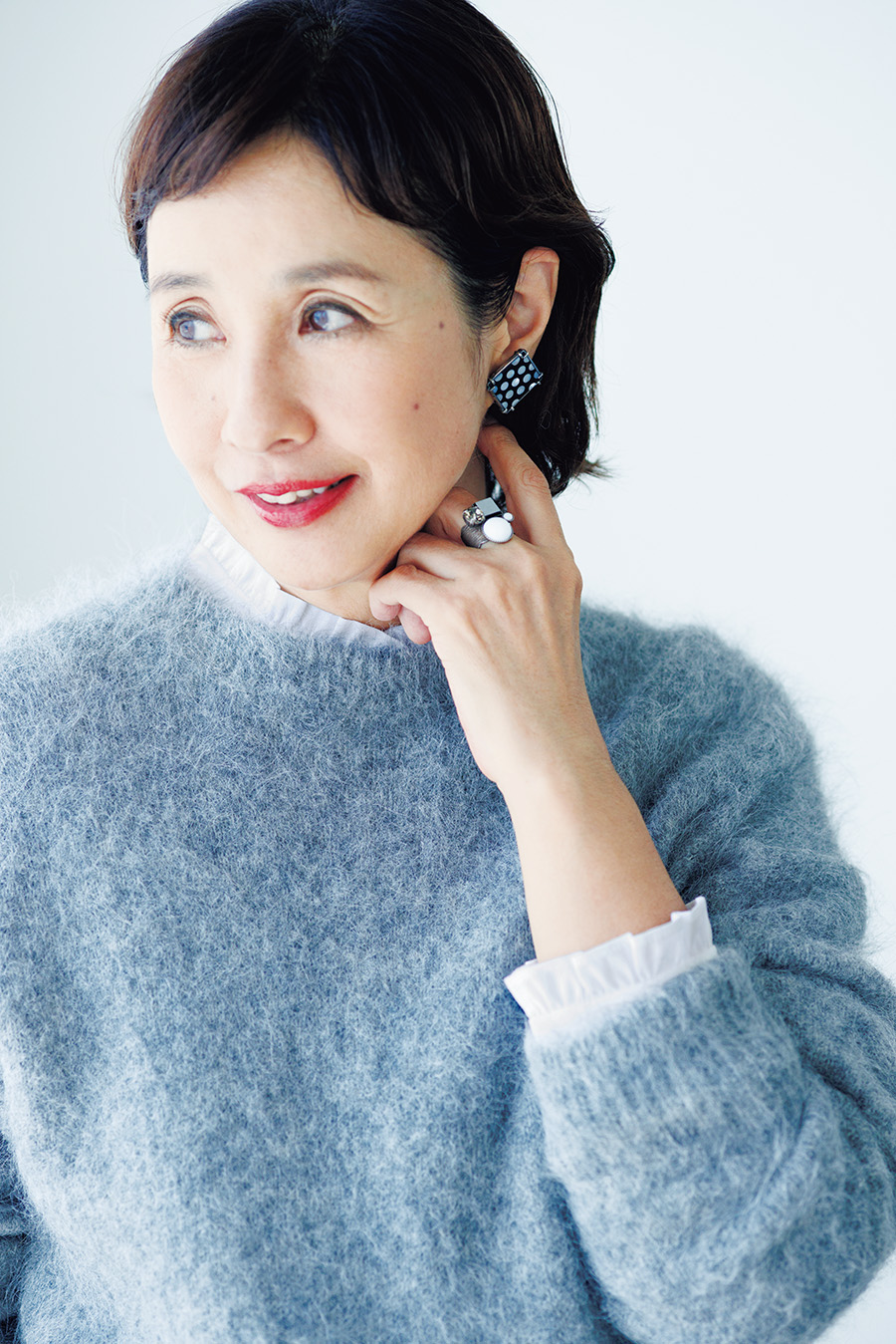 ブラウス￥18,700／ヒューマン ウーマン、ニット￥17,600／ノーク、イヤリング￥56,100／ジェム・キングダム、リング￥14,300／クロディーヌ・ヴィトリー（ともにアッシュ・ぺー・フランス）