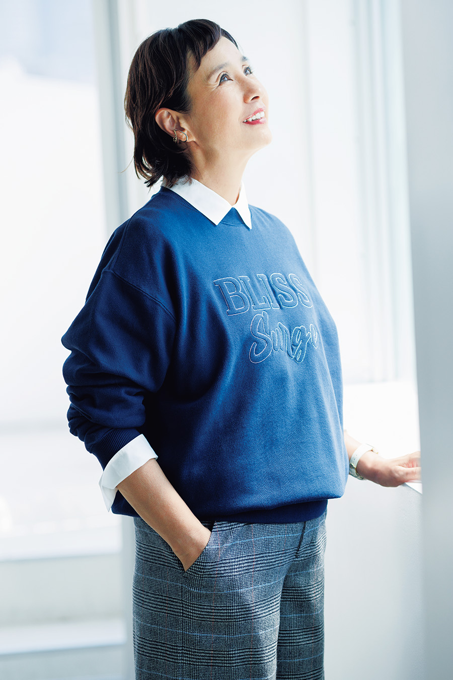 シャツ￥19,800／シップス プライマリー ネイビー レーベル（シップス インフォメーショ ンセンター）、スウェット￥8,580 ／バルミーデイズ（UTS PR）、パンツ￥36,300／モガ、イヤカフ￥30,800 ／ミチ ウィルウェイ（フォーティーン ショールーム）、時計￥34,100／リップ（エイチエムエスウォッチストア 表参道）