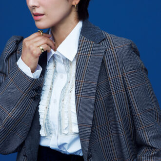 コート¥231,000、シャツ¥81,400、パンツ¥60,500 /すべてカラー、ピアス¥20,500、リング(本人右手人差し指)¥17,200、リング(右手小指)¥10,600 /すべてnanagu