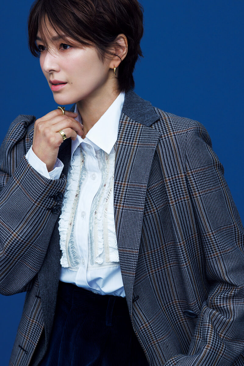 コート¥231,000、シャツ¥81,400、パンツ¥60,500 /すべてカラー、ピアス¥20,500、リング(本人右手人差し指)¥17,200、リング(右手小指)¥10,600 /すべてnanagu