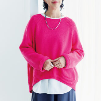 Tシャツ￥4,990、スカート￥9,990／ともにアンフィーロ、ニット￥36,300／ハウス オブ ロータス（ハウス オブロータス　二子玉川店）、ネックレス￥48,400／ジェム・キングダム（アッシュ・ぺー・フランス）、リング￥17,600 ／アダワット トゥアレグ（ザ エディット ストア）