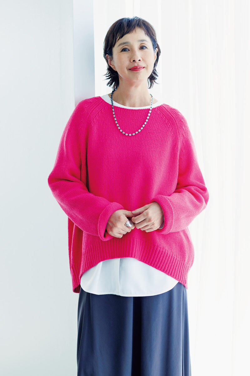 Tシャツ￥4,990、スカート￥9,990／ともにアンフィーロ、ニット￥36,300／ハウス オブ ロータス（ハウス オブロータス　二子玉川店）、ネックレス￥48,400／ジェム・キングダム（アッシュ・ぺー・フランス）、リング￥17,600 ／アダワット トゥアレグ（ザ エディット ストア）