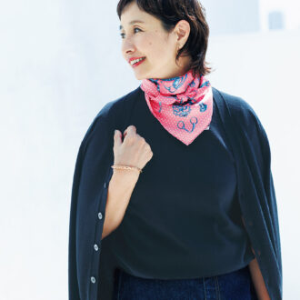 スカーフ（65cm 角）￥16,500 ／マニ プリ、カーディガン￥31,900、ニット ￥28,600 ／ともにスローン（ザ ショップ スローン 神戸）、デニムパンツ￥18,480 ／ミズイロインド（マーコート）、イヤリン グ￥7,480 ／イットアトリエ（フォーティー ン ショールーム）、ブレスレット￥13,500 ／アビステ