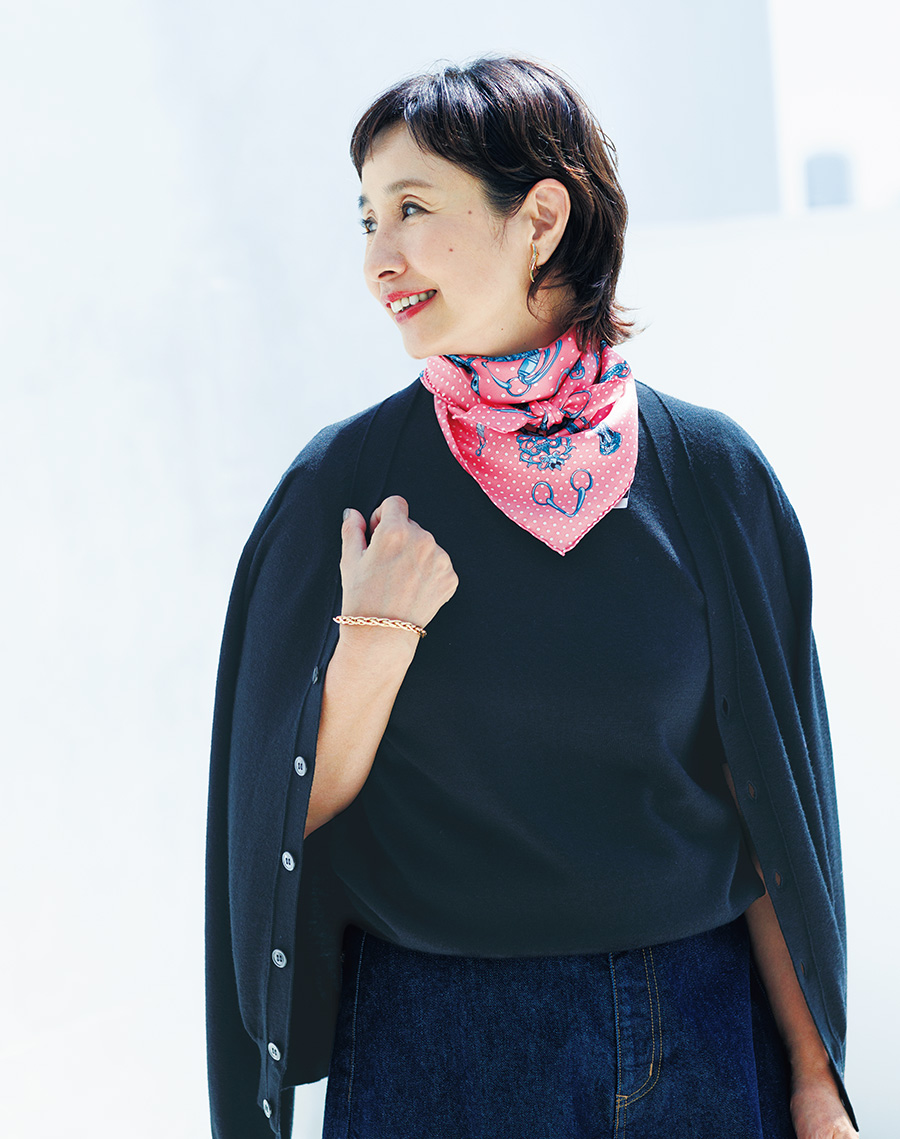 スカーフ（65cm 角）￥16,500 ／マニ プリ、カーディガン￥31,900、ニット ￥28,600 ／ともにスローン（ザ ショップ スローン 神戸）、デニムパンツ￥18,480 ／ミズイロインド（マーコート）、イヤリン グ￥7,480 ／イットアトリエ（フォーティー ン ショールーム）、ブレスレット￥13,500 ／アビステ